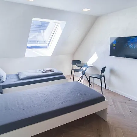 Alfa Doppelzimmer Teekueche Porsche Bosch L Gemeinschaftsbad Wifi Smarttv L Double With Kitchenette And Shared Bathroom Stuttgart